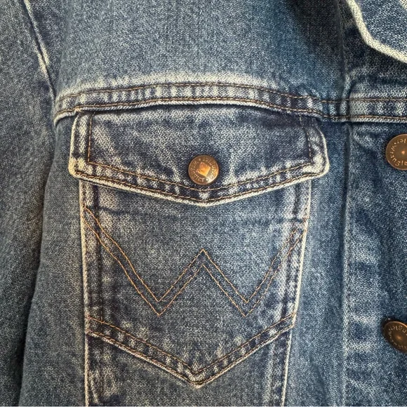 Wrangler Authentic 100% Cotton - Western Blue Denim Jacket Size M Oversized fit - Picture 7 of 11